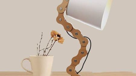 自転車チェーンは機能的で美しい―テーブルランプ「Wood Chain Table Lamp」