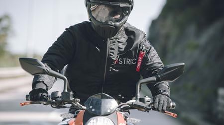 バイクカバーを内蔵したバイクジャケット「Astric」― 自分よりバイクが大事、という人のために