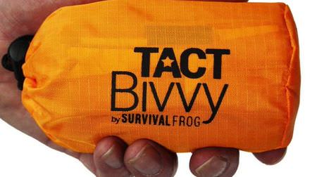 手のひらサイズの寝袋「Tact Bivvy」―重さ約136グラム