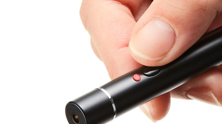 赤色レーザーポインター「LP-RD315BK」―胸元からとりだせるペン型