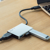ICカードより小さなUSBハブ「USB-3TCH9S」―Type-C対応でMacBook向き