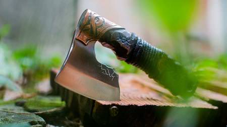 男なら、戦士の斧で髭を剃れ！－ プレゼントにもぴったりな「Warrior axe in Viking Celtic Nordic style」