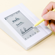 キングジムの新発明「カクミル」―手書きの内容をアラームで思い出させる電子メモ