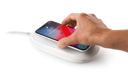 iPhone充電と写真バックアップを同時に完了！―「サンディスクiXpandワイヤレスチャージャー」