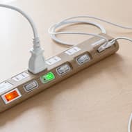 部屋になじむ？木目柄の電源タップ「700-TAP042」―USB充電対応
