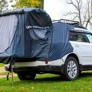 SUVやミニバンをキャンピングカーに！ － テールゲートを利用する超お手軽テント「POST UP」