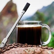 ワイルドにいれたコーヒーをエコに飲む ― キャンプ用コーヒー抽出ストロー「JoGo」