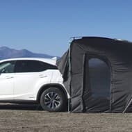 クルマのリアに連結できるテント「カーレックス」Makuakeに登場 ― 車中泊やキャンプを手軽で快適なものに