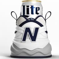 ビールに履かせるスニーカー「Shoezie」米国Miller Liteが父の日に向けて発表 － ニューバランス「624」と同じ素材を使用
