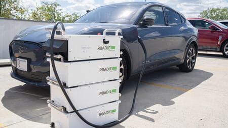 バッテリー切れ電気自動車のもとに駆けつけて充電できる急速充電器「Roadie」発売