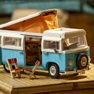 こだわりがすごい！ワーゲンバスをレゴで再現した「フォルクスワーゲン タイプ2バス キャンピングカー」