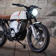 電動バイクに乗りたい でもデザインは “ガソリンバイク” と同じでなきゃ嫌だ － 1975年のホンダ「CB200」をカスタムした「EV200」