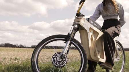 カフェレーサー＆スクランブラーに触発されたデザインを持つ木製電動バイク「Electraply」