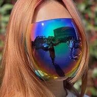 顔全体を覆う「フルフェイスサングラス」 紫外線から目と肌を守る