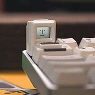 1984年のMacintoshをキートップに － メカニカルキーボード用のEsc＆Tabキーキャップ販売中