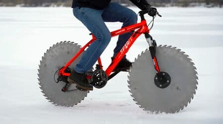 丸ノコ自転車ならスリップせずに氷上を走れる ― The Qがホイールを丸ノコに換装する手順を動画で解説