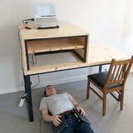 寝転がって仕事ができるデスク「Lying Down Desk」 座ると背中や腰が痛いけど 寝転がれば快適という人に