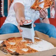 ピザの嫌いなトッピングは もう食べなくて良い！ピンポイントなピザカッター「Slice Slapper」