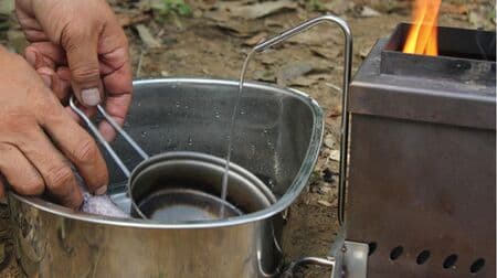 キャンプで使える自動湯沸かし器 冬キャンに持っていきたいお湯の出る焚き火台「アイアンストーブ」