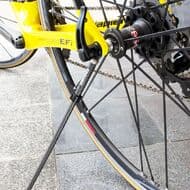 カーボンファイバー製の自転車用スタンドを「GORIX」が販売開始 立て掛ける場所がないときに便利！