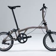 重さわずか7.45kg！Bromptonがチタンフレームの折り畳み自転車「T Line」を発表 持ち運べる なのにちゃんと走れる