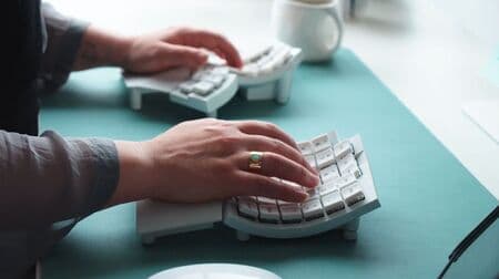 ShiftもCtrlも親指で！人の手に合わせてデザインされた手袋みたいなキーボード「Glove80」