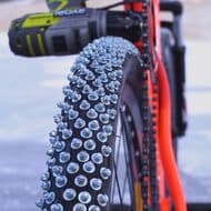 凍結した道路も走れる自転車用タイヤを作りたい そんな願いをお安く実現するボルトタイヤ