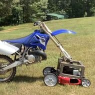 ヤマハのクロカンバイク「YZ250」を芝刈り機に改造！ 速く 楽しく そしてカッコよく芝刈りができる