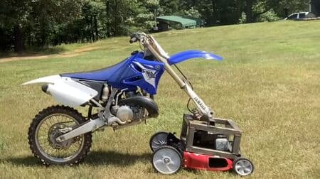 ヤマハのクロカンバイク「YZ250」を芝刈り機に改造！ 速く 楽しく そしてカッコよく芝刈りができる