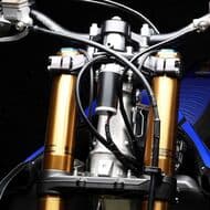 バイク用のパワステをヤマハが開発 ― 低速ではステアリング操作をアシストし 高速ではステアリングの不要な動きを抑え込んでライダーの疲労を軽減