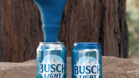 缶から飲んだら缶に出す キャンプやBBQで便利なビール缶用の漏斗＆フタ「Pee in a Busch Kit」 ― ブッシュ・ライトビールによる木を守る取り組み