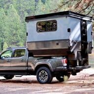 トヨタ「タコマ」などをキャンピングカーにする「Camper」 ピックアップトラックベースなのに十分な室内高を確保