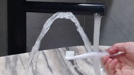 プラスチック使用量の削減を目指す歯ブラシ「フローTブラシ」 コップ無しで口をすすぐ機能を搭載