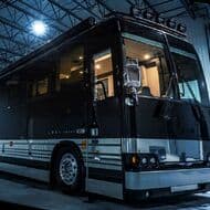 オートキャンプはバスで楽しむ！ オフグリッドなキャンピングカーLoki XLコーチシリーズ ― ベース車両は55人乗りのバス