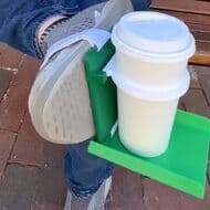 クツに取り付けるカップホルダー「Commuter Cup Carrier」 通勤途中でコーヒーを飲みたくなったときに便利