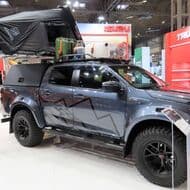 いすゞが「D-Max Arctic Trucks AT35」ベースのキャンピングカー「ベースキャンプ」を公開 英国で開催された商用車ショー向けの特別バージョン