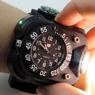 見た目の情報量！ LEDライトとコンパスが付いたキャンプ用腕時計「3in1 LEDリストウォッチ」