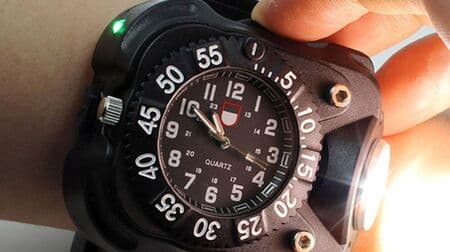 見た目の情報量！ LEDライトとコンパスが付いたキャンプ用腕時計「3in1 LEDリストウォッチ」