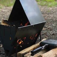 ピザ窯として使える焚き火台「BONKIT」 キャンプでスキレット料理やダッチオーブン料理を楽しめる