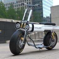 太陽光で走る電動バイクのコンセプトモデル「Stellar Landcraft」 QUEST「Atom Alpha」をベースにソーラーパネルを装着