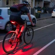 サイクリストの足を照らす自転車用テールライト「FLOCK LIGHT」 クルマのドライバーから人間であると5.5倍速く認識される