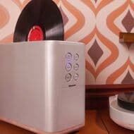 レコード用超音波洗浄機「VinylSonic」Kickstarterに登場 共通デザインのレコードプレーヤーも
