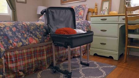 汚れたスーツケースをベッドに載せたくない人に ― テーブルになる旅行用キャリー「Stand Alone Luggage」 