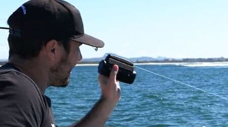 釣り人のためのアクションカメラ「Siren X-1」 アタリがでたら釣り糸に装着して海に落とす