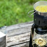 キャンプ用ランタンでお湯を沸かす 缶詰を温める「MULGOTO（まるごと）」 アルコールストーブの五徳兼風防として使うことも