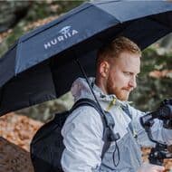 ハンズフリーで傘をさせるHURIIA（フーリア）の傘ホルダー日本上陸 ― 雨の日の買い物や犬の散歩に