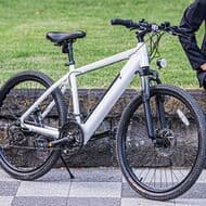 スポーツタイプの電動アシスト自転車SWIFT HORSE － 前後21段変速＆ブロックタイヤで通勤から週末のライトオフロードライドまで対応できる