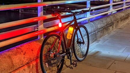 ドリンクボトル型の自転車用ライト「Orb MKII」 サイドを照らすことで夜間走行時の被視認性をアップ