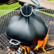 にんにく型のキャンプ用調理器具「にんにくん2」タジン鍋のように肉や野菜を蒸し煮できる