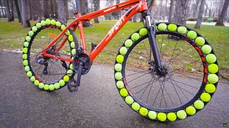 パンク修理はボールを交換するだけ？ ウクライナのThe Qがテニスボール製自転車用タイヤを製作 